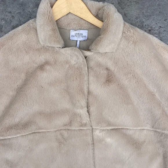 UO Felicity Reversible Women's Beige Faux Fur Jacket Cream Cropped Jacket - Picture 6 of 11